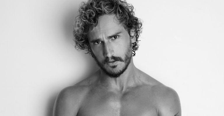 Ex-BBB Alan Possamai posa para ensaio sexy e deixa corpo sarado à mostra