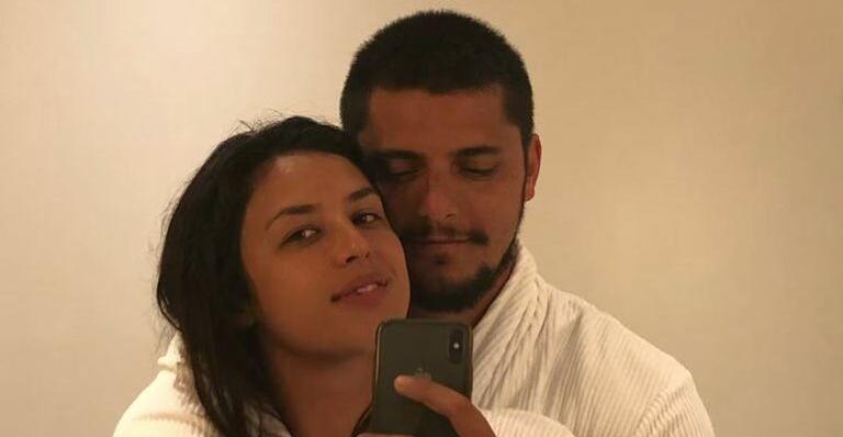 Na cachoeira, Bruno Gissoni e Yanna Lavigne protagonizam momento de romance