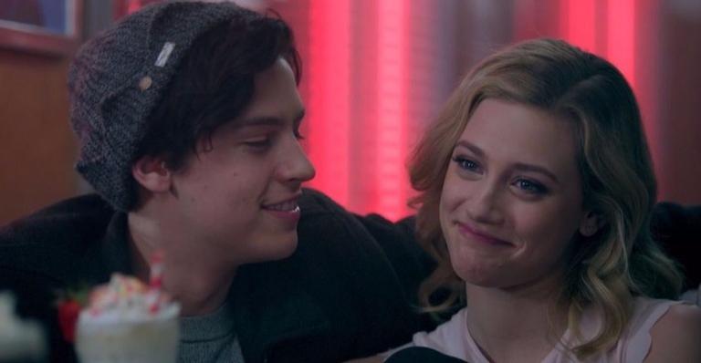 Lili Reinhart e Cole Sprouse, de ”Riverdale”, terminam namoro após dois anos
