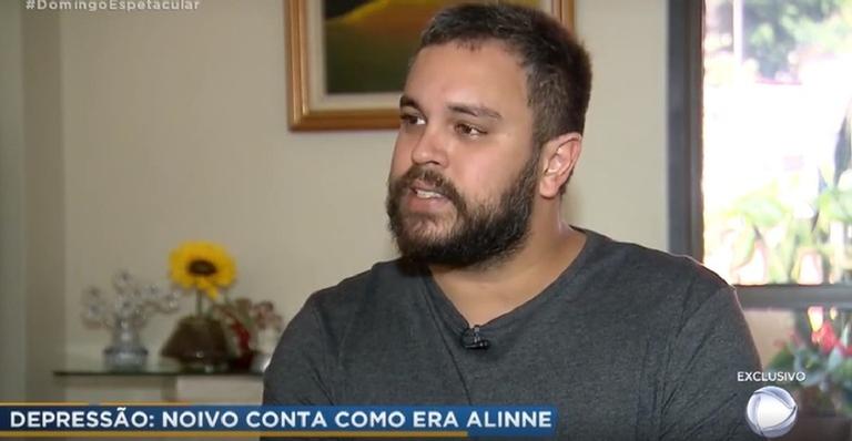 Ex-noivo de Alinne Araújo chora em entrevista e conta que seus pais não apoiavam relacionamento