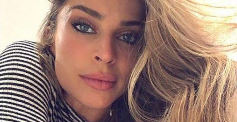 Uau! Grazi Massafera exibe corpo escultural ao surgir sensualizando só de biquíni