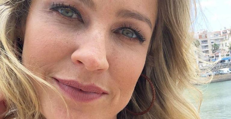 Solteira em Ibiza, Luana Piovani brinca: ”Só quero saber de botar os peitos pra fora”