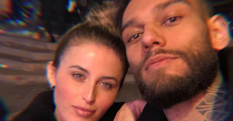 Lucas Lucco aparece ao lado da família da noiva e a chama novamente de esposa