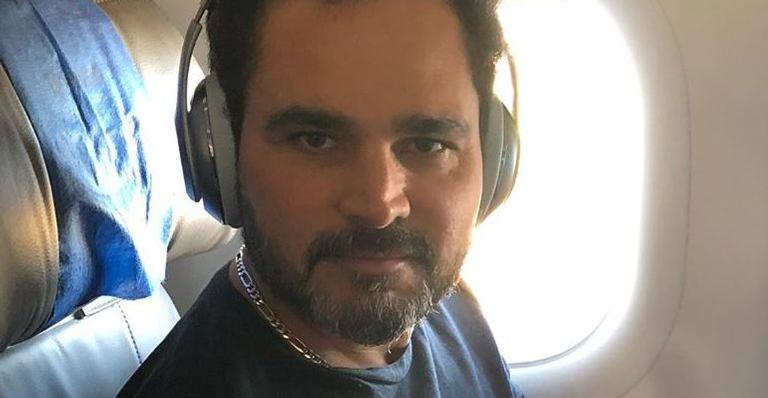 Luciano Camargo exibe foto do filho caçula e semelhança impressiona: ”Achei que era você”