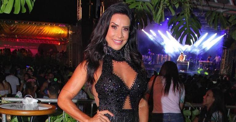 Scheila Carvalho é flagrada com mão boba no marido e clique bomba na web