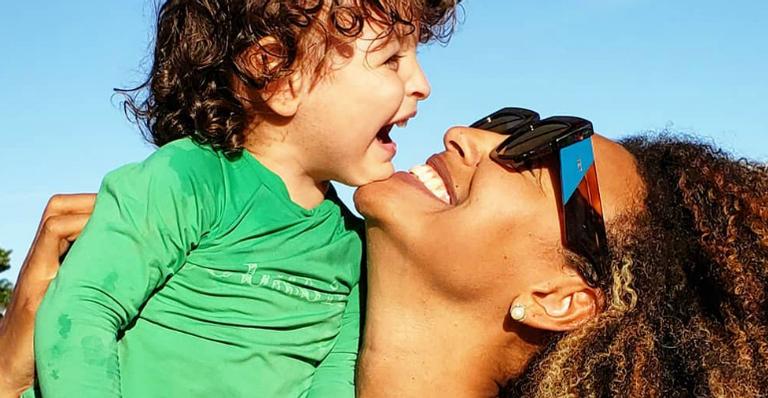 Sheron Menezzes leva filho para conhecer os animais
