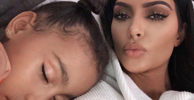 Kim Kardashian explode fofurômetro ao publicar clique com a filha e sobrinha