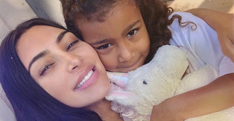 Filha de Kim Kardashian vira assunto na web após aparecer com acessório inusitado
