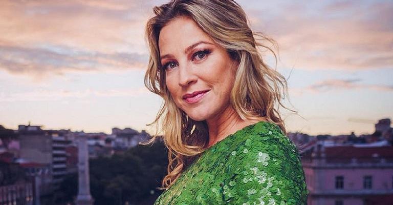 Luana Piovani ousa e tira o biquíni para nadar em Ibiza
