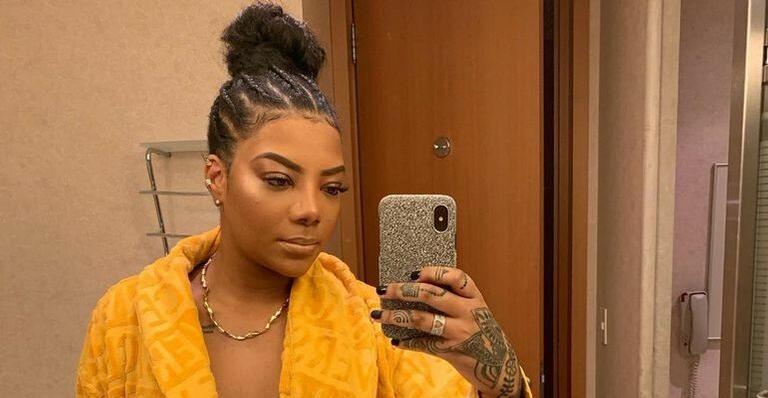 Após mostrar cômodo luxuoso de sua nova casa, Ludmilla posa com roupão de mais de R$ 3 mil