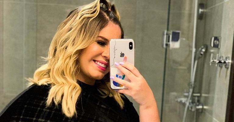 Marília Mendonça revela sexo e nome do bebê em festa de aniversário