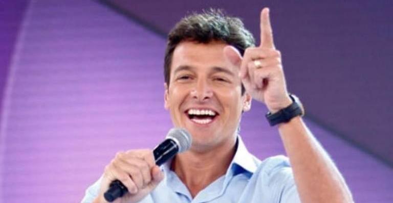 Rodrigo Faro exibe corpão musculoso de sunga e pede para fãs não darem zoom