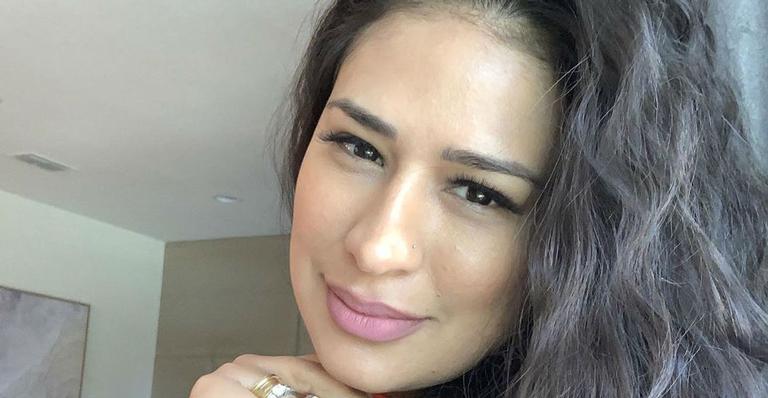 Simone sofre acidente dentro de casa e mostra machucados na web