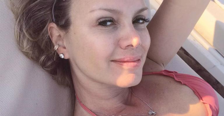 Eliana posa de biquíni durante viagem de férias e recebe elogios