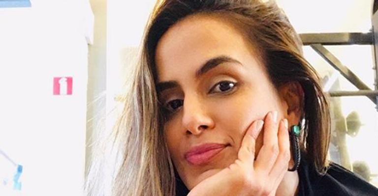 Ex-BBB Carol Peixinho posa na piscina e exibe tatuagem ousada