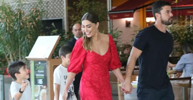 Juliana Paes leva filhos para assistir filme no cinema