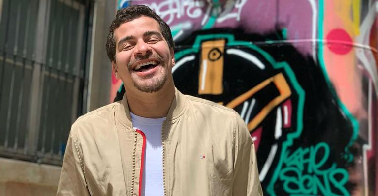 Thiago Martins muda radicalmente o visual para personagem da próxima novela das 21h ‘Amor de Mãe’