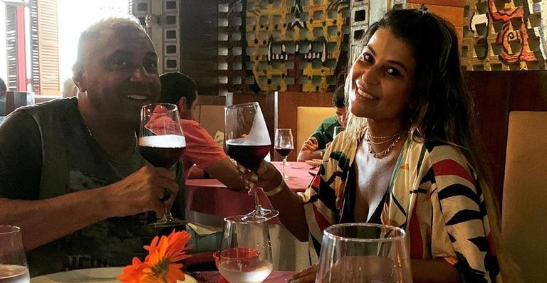 Tiririca beija muito em comemoração de 22 anos de casado em Cancun