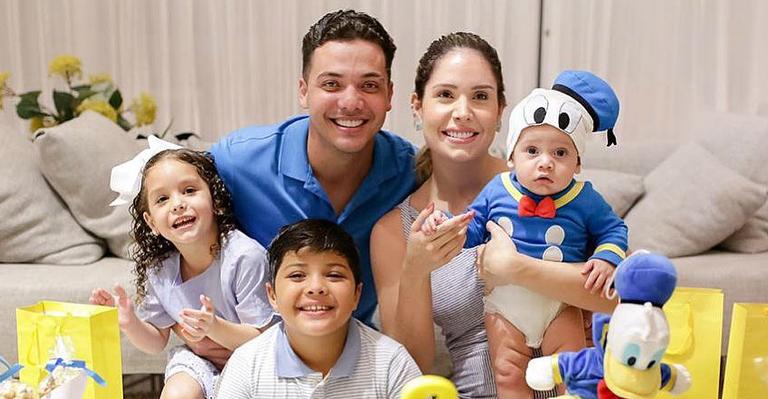 Wesley Safadão compartilha momento de diversão com os filhos em parque aquático