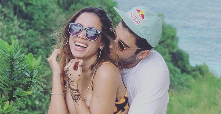 Anitta se derrete por Pedro Scooby após reencontro em aeroporto: ”Olha esse gato”