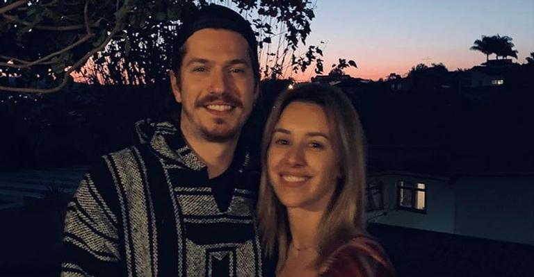 Cris Dias e Caio Paduan posam juntinhos durante viagem de férias em Amsterdã