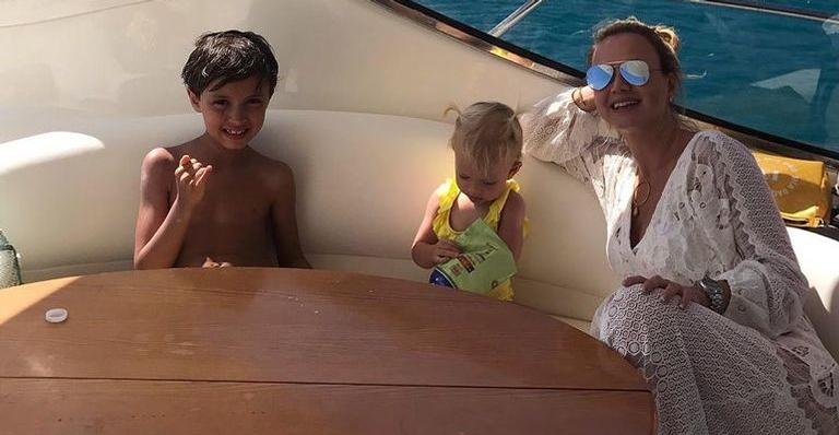 Na Itália, Eliana faz passeio luxuoso com os filhos