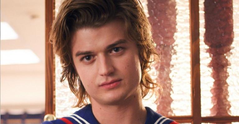 Galã de “Stranger Things” surpreende e lança música pop retrô e psicodélica