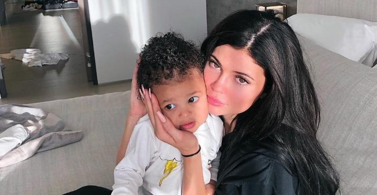Kylie Jenner leva filha para pequena aventura e compartilha momento único