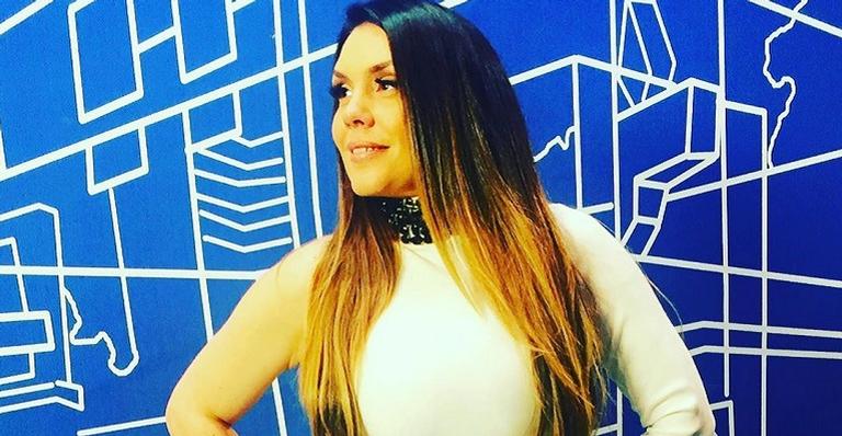 Simony esquenta a temperatura ao empinar o bumbum em registro sensual