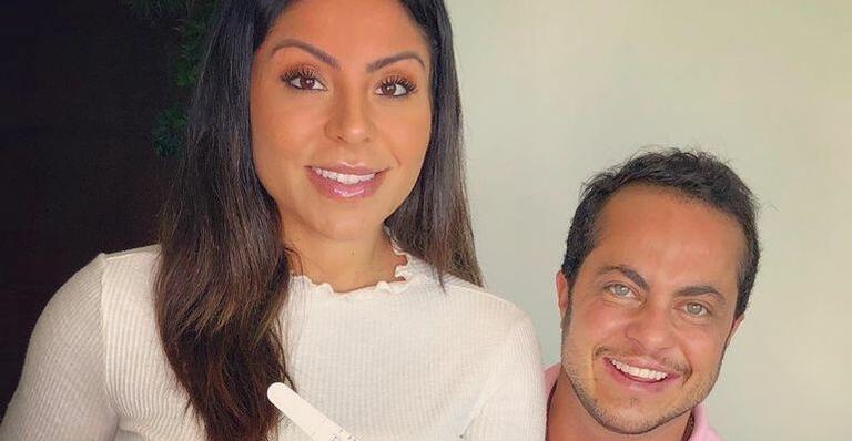Grávida, esposa de Thammy Miranda exibe barriguinha de 4 meses e encanta