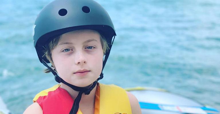 Após sofrer acidente, Benício Huck volta a praticar wakeboard: ”Agora com capacete”