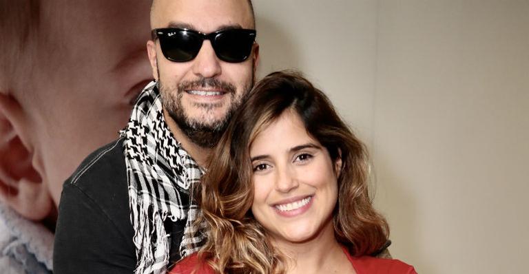 Camilla Camargo deixa maternidade com filho no colo e companhia do marido