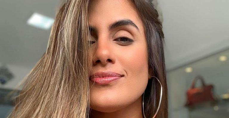 Carol Peixinho aparece de biquíni fininho plantando bananeira: ”Yoga para o corpo e a mente”