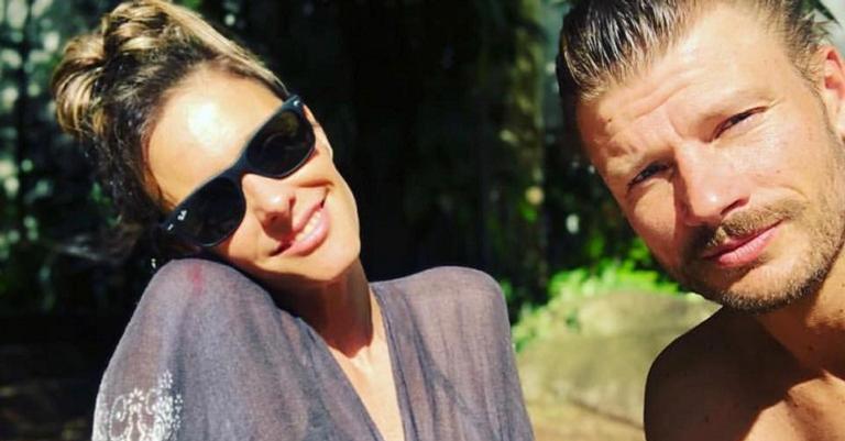Gravidíssima, Fernanda Lima exibe o barrigão com tatuagem