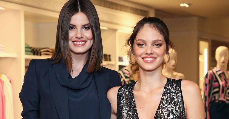 Laura Neiva e Camila Queiroz prestigiam evento de luxo em São Paulo