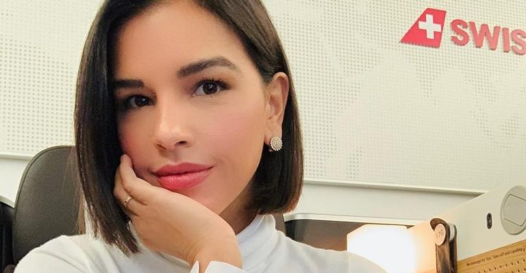 De biquíni, Mariana Rios exibe costelas e barriga negativa