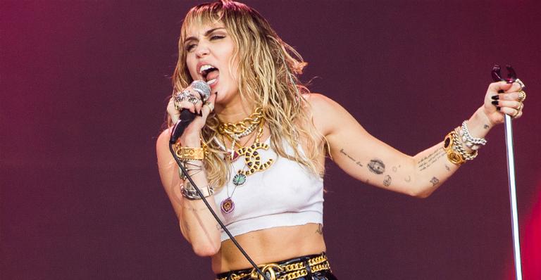 Após não ser indicada em premiação, Miley Cyrus mostra insatisfação na web e choca com resposta