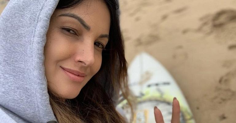 Em Portugal, Patricia Poeta posa em monumento e brinca com fila lotada: ”Tiveram a mesma ideia”