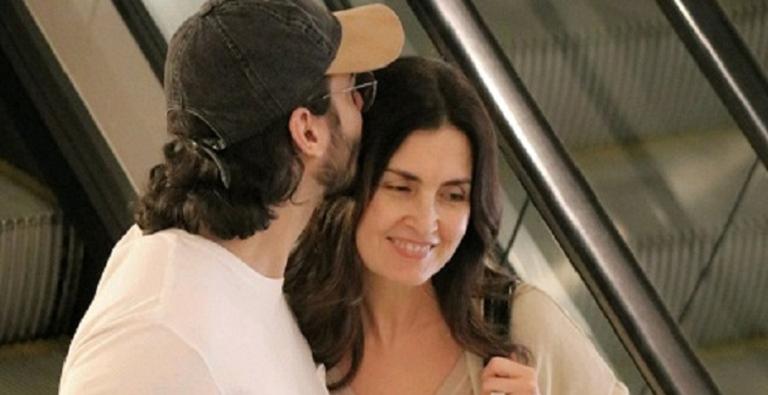 Fátima Bernardes e Túlio Gadêlha passeiam agarradinhos em shopping