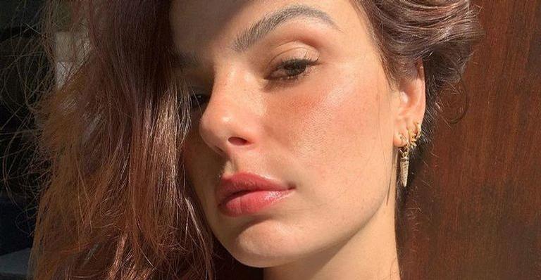 Com os fios avermelhados, Isis Valverde é flagrada saindo da academia no Rio