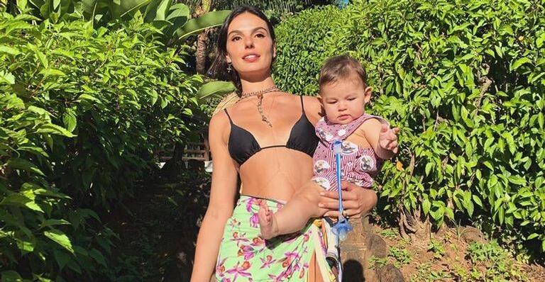 Na praia, filho de Isis Valverde rouba a cena com bochechas gordinhas