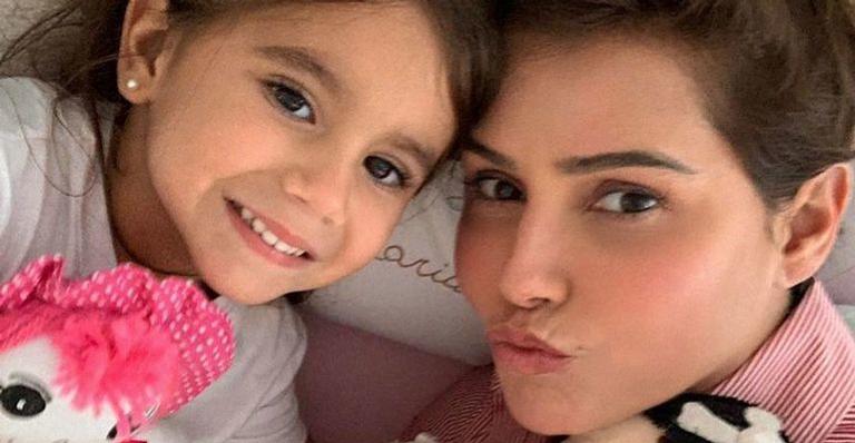Mãe coruja, Deborah Secco leva a filha para evento de Luccas Neto