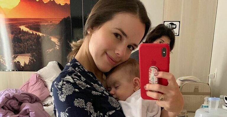 De lacinho na cabeça, filha de Thaeme Mariôto explode o fofurômetro em novo clique