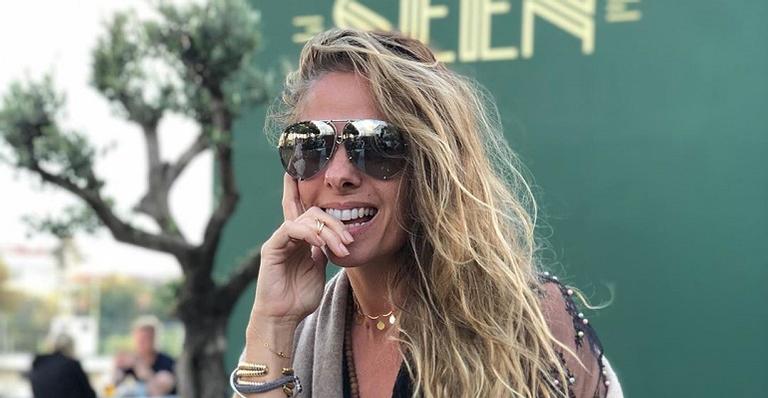 Descansando a beleza, Adriane Galisteu surge nua em banheira de espuma