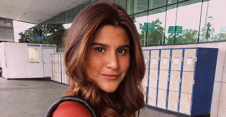 Filha de Flávia Alessandra ostenta barriga chapada em praia fora do Brasil