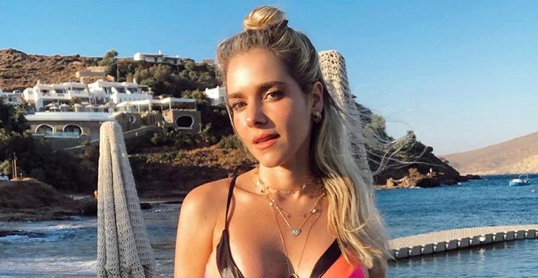 Monique Alfradique coloca cara no sol e surpreende com corpo impecável