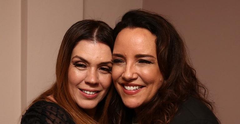 Ana Carolina e Simony trocam beijo no camarim e se declaram nas redes sociais