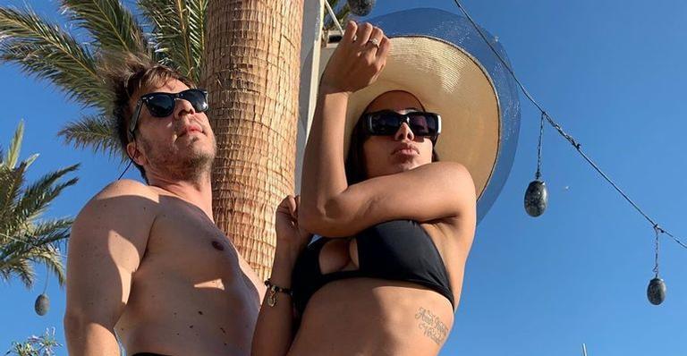 De biquíni, Anitta sensualiza ao lado de amigo em Ibiza