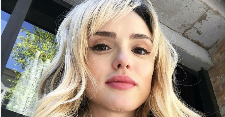Após o término de ‘Verão 90’, Isabelle Drummond muda completamente o visual e surpreende fãs