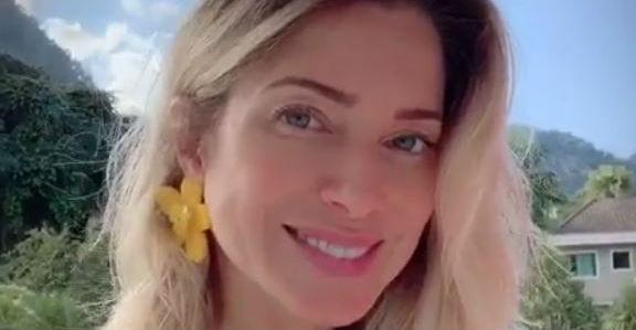 Letícia Spiller aproveita final de semana e passeia com o namorado de bicicleta no Parque Ibirapuera